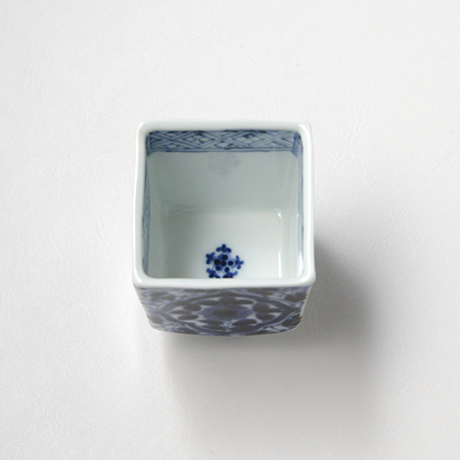 「No.59　草花唐草文四方角ぐい吞 /   Sake cup with floral arabesque design, sometsuke」の写真　その4