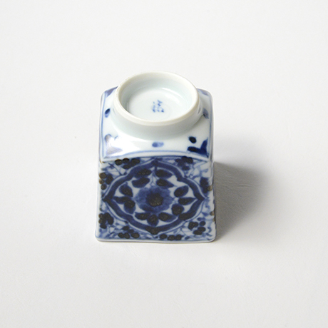 「No.59　草花唐草文四方角ぐい吞 /   Sake cup with floral arabesque design, sometsuke」の写真　その5