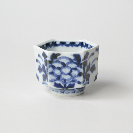 「No.60　双牡丹文六角ぐい吞 /   Sake cup with peony design, sometsuke」の写真　その1