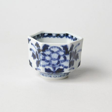 「No.60　双牡丹文六角ぐい吞 /   Sake cup with peony design, sometsuke」の写真　その2