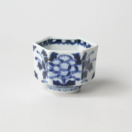 「No.60　双牡丹文六角ぐい吞 /   Sake cup with peony design, sometsuke」の写真　その2