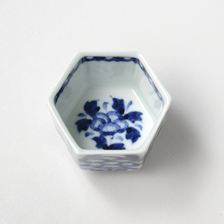 「No.60　双牡丹文六角ぐい吞 /   Sake cup with peony design, sometsuke」の写真　その3