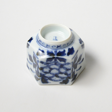 「No.60　双牡丹文六角ぐい吞 /   Sake cup with peony design, sometsuke」の写真　その4