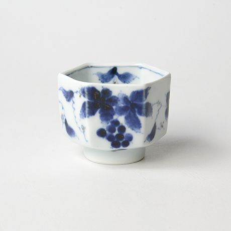 「No.61　葡萄文六角ぐい吞 /   Sake cup with grape design, sometsuke」の写真　その1