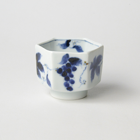 「No.61　葡萄文六角ぐい吞 /   Sake cup with grape design, sometsuke」の写真　その2