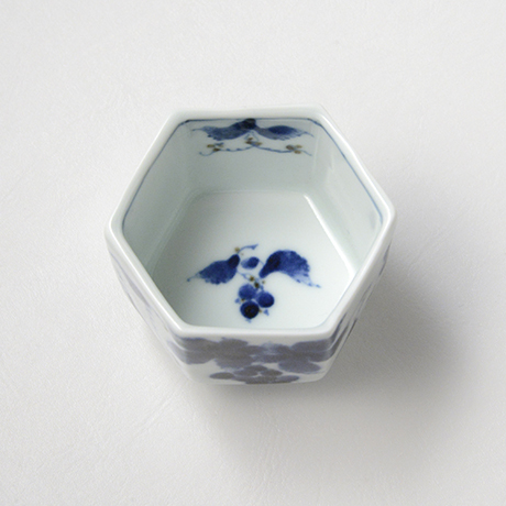 「No.61　葡萄文六角ぐい吞 /   Sake cup with grape design, sometsuke」の写真　その3