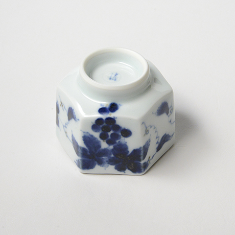 「No.61　葡萄文六角ぐい吞 /   Sake cup with grape design, sometsuke」の写真　その4