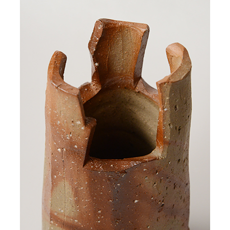 「No.8(図19)　備前緋襷三角花入    Flower Vase, Bizen, Hidasuki, Triangular shaped」の写真　その4