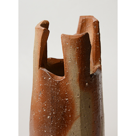 「No.8(図19)　備前緋襷三角花入    Flower Vase, Bizen, Hidasuki, Triangular shaped」の写真　その5