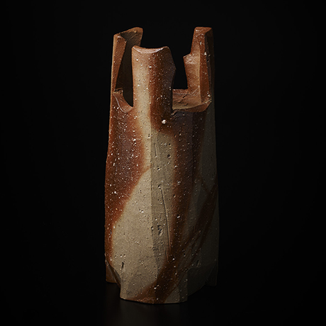 「No.8(図19)　備前緋襷三角花入    Flower Vase, Bizen, Hidasuki, Triangular shaped」の写真　その1