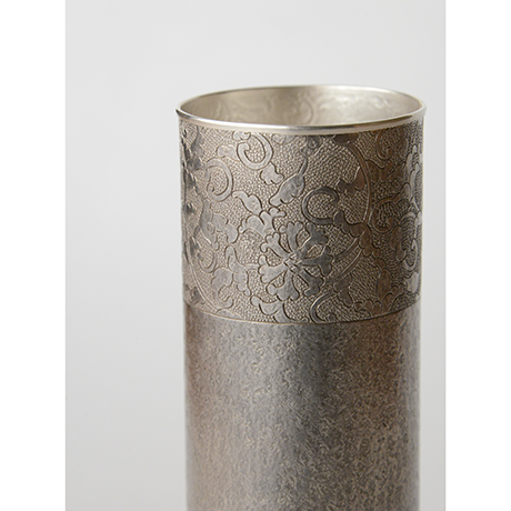 「No. 16　南鐐唐草文筒花入  / Flower vase, arabesque, silver」の写真　その2