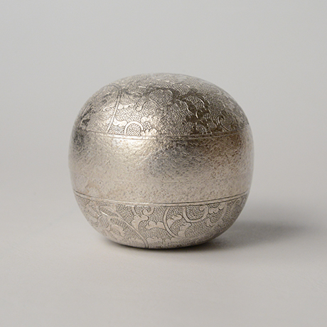 「No. 24　南鐐唐草文丸茶器  / Chaki, arabesque, silver」の写真　その1