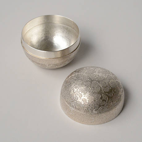 「No. 24　南鐐唐草文丸茶器  / Chaki, arabesque, silver」の写真　その3