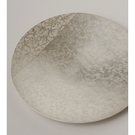 「No. 25 南鐐唐草文菓子器  / Plate, arabesque, silver」の写真　その1