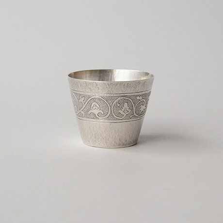 「No.56(DM6)　南鐐唐草文酒盃  / Sake cup, arabesque, silver」の写真　その2