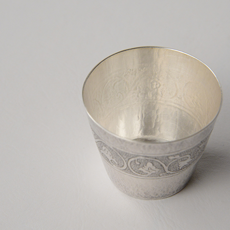 「No.56(DM6)　南鐐唐草文酒盃  / Sake cup, arabesque, silver」の写真　その4