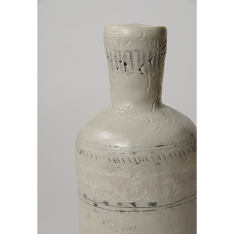 「No.142　粉青沙器花入　Flower vase, underglaze iron on white slip, Buncheong」の写真　その3