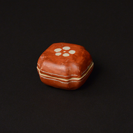 「No.70　赤絵香合 / Insence container, overglaze enamels」の写真　その1