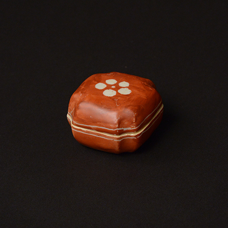 「No.70　赤絵香合 / Insence container, overglaze enamels」の写真　その2