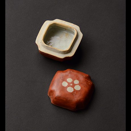 「No.70　赤絵香合 / Insence container, overglaze enamels」の写真　その3