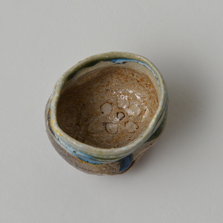 「No.19　鳴海織部沓さけのみ / Sake cup, Narumi-oribe, Kutsu shaped」の写真　その3