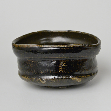 「No.23　黒織部沓茶碗 / Tea bowl, Kuro-oribe, Kutsu shaped」の写真　その1