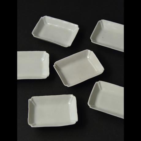 「No.30　白磁小皿角  大　六 / A set of 6 small plates, White porcelain」の写真　その1