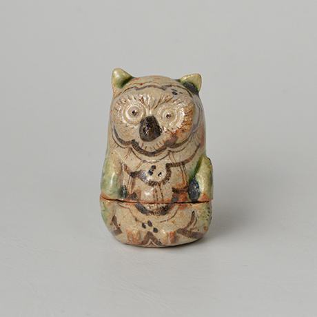 「No.46　青織部鵂鈕香合 / Incense container, Ao-oribe, Owl shaped」の写真　その1