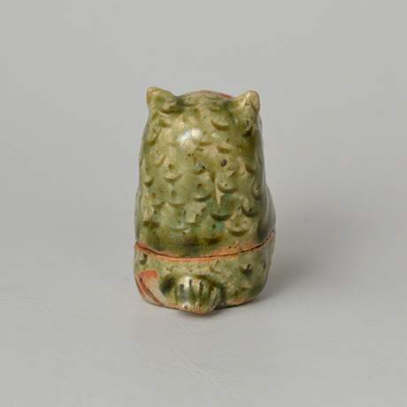 「No.46　青織部鵂鈕香合 / Incense container, Ao-oribe, Owl shaped」の写真　その3