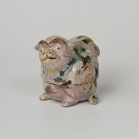 「No.47　弥七田織部獅子香合 / Incense container, Yashichida-oribe, Lion shaped」の写真　その1