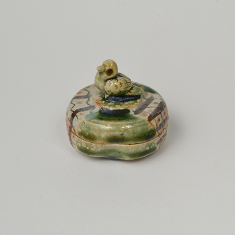 「No.49　青織部小鳥香合 / Incense container, Ao-oribe, Small bird shaped」の写真　その1