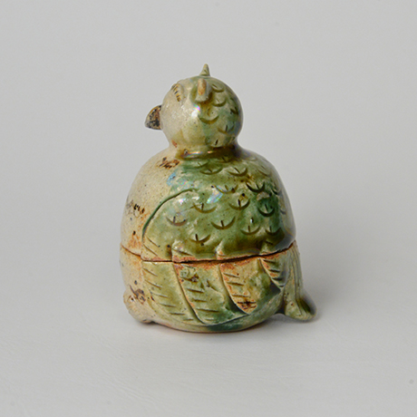 「No.50　青織部鵂香合 / Incense container, Ao-oribe, Owl shaped」の写真　その2