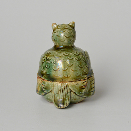 「No.50　青織部鵂香合 / Incense container, Ao-oribe, Owl shaped」の写真　その3