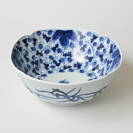 「No.22　葡萄唐草文四方輪花深中鉢  / Square bowl with grape arabesque design, Sometsuke」の写真　その1