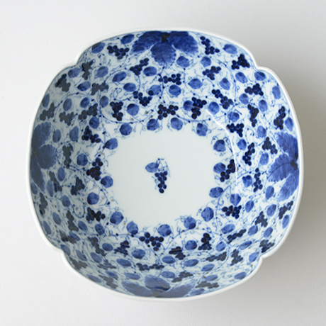 「No.22　葡萄唐草文四方輪花深中鉢  / Square bowl with grape arabesque design, Sometsuke」の写真　その2