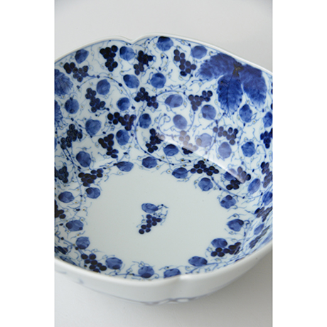 「No.22　葡萄唐草文四方輪花深中鉢  / Square bowl with grape arabesque design, Sometsuke」の写真　その3