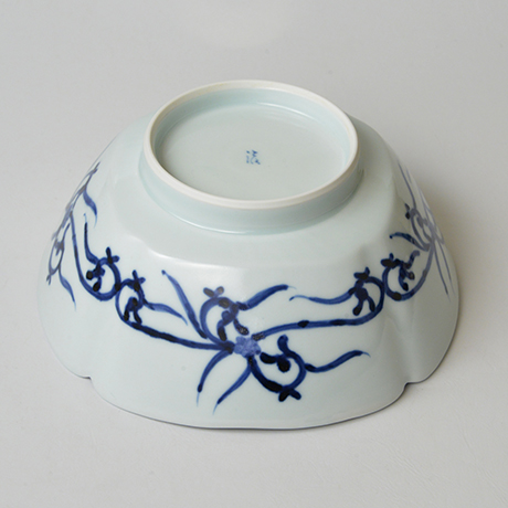 「No.22　葡萄唐草文四方輪花深中鉢  / Square bowl with grape arabesque design, Sometsuke」の写真　その4