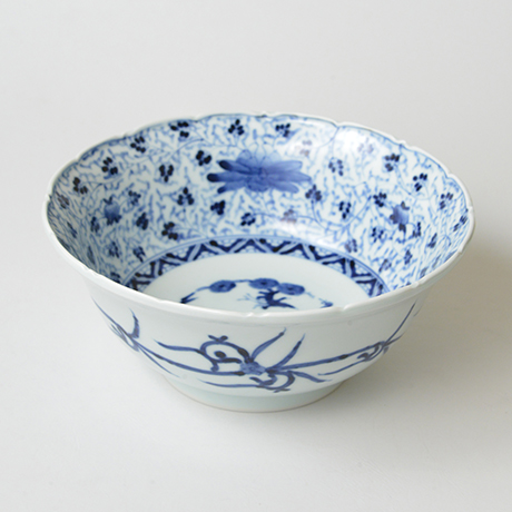 「No.27　花唐草文輪花深中鉢  / Bowl with arabesque design, Sometsuke」の写真　その1