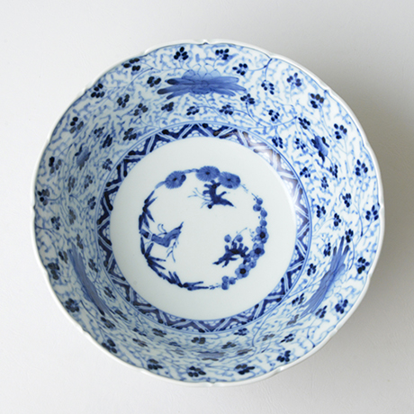 「No.27　花唐草文輪花深中鉢  / Bowl with arabesque design, Sometsuke」の写真　その2