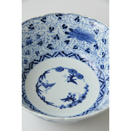 「No.27　花唐草文輪花深中鉢  / Bowl with arabesque design, Sometsuke」の写真　その3