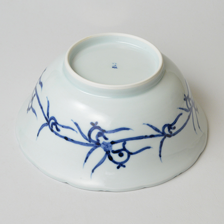 「No.27　花唐草文輪花深中鉢  / Bowl with arabesque design, Sometsuke」の写真　その4