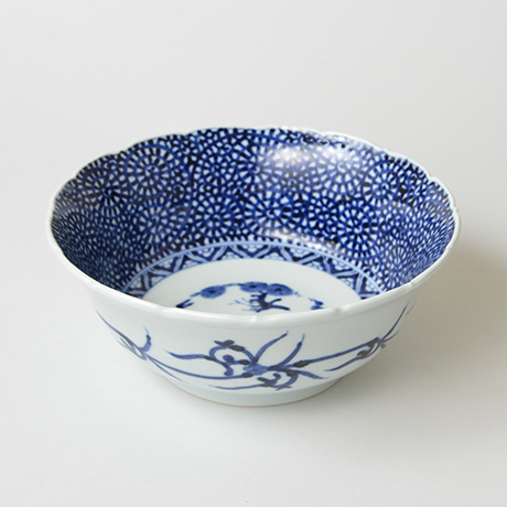「No.28　花唐草文輪花深中鉢  / Bowl with arabesque design, Sometsuke」の写真　その1