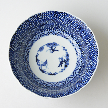 「No.28　花唐草文輪花深中鉢  / Bowl with arabesque design, Sometsuke」の写真　その2