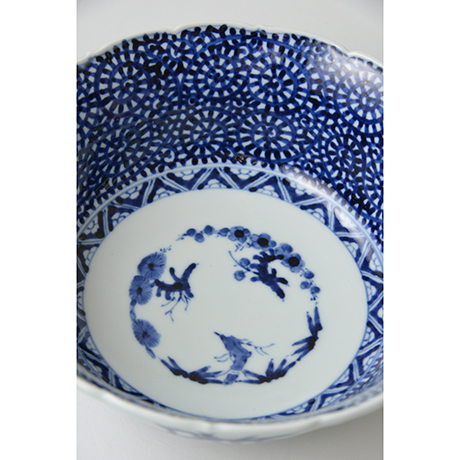 「No.28　花唐草文輪花深中鉢  / Bowl with arabesque design, Sometsuke」の写真　その3