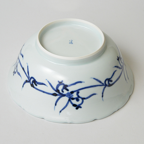 「No.28　花唐草文輪花深中鉢  / Bowl with arabesque design, Sometsuke」の写真　その4