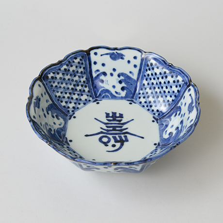 「No.3　波千鳥寿文輪花八角中鉢 / Bowl with design of birds over waves, octagonal, Sometsuke」の写真　その1