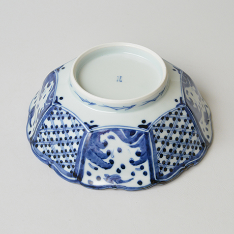 「No.3　波千鳥寿文輪花八角中鉢 / Bowl with design of birds over waves, octagonal, Sometsuke」の写真　その4