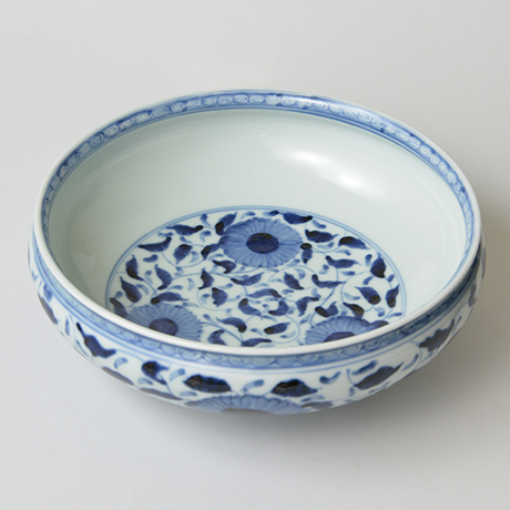 「No.32　菊唐草丸文鉢　八寸  / Bowl with arabesque design, Sometsuke」の写真　その1