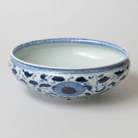 「No.32　菊唐草丸文鉢　八寸  / Bowl with arabesque design, Sometsuke」の写真　その2