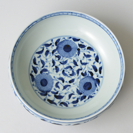 「No.32　菊唐草丸文鉢　八寸  / Bowl with arabesque design, Sometsuke」の写真　その3